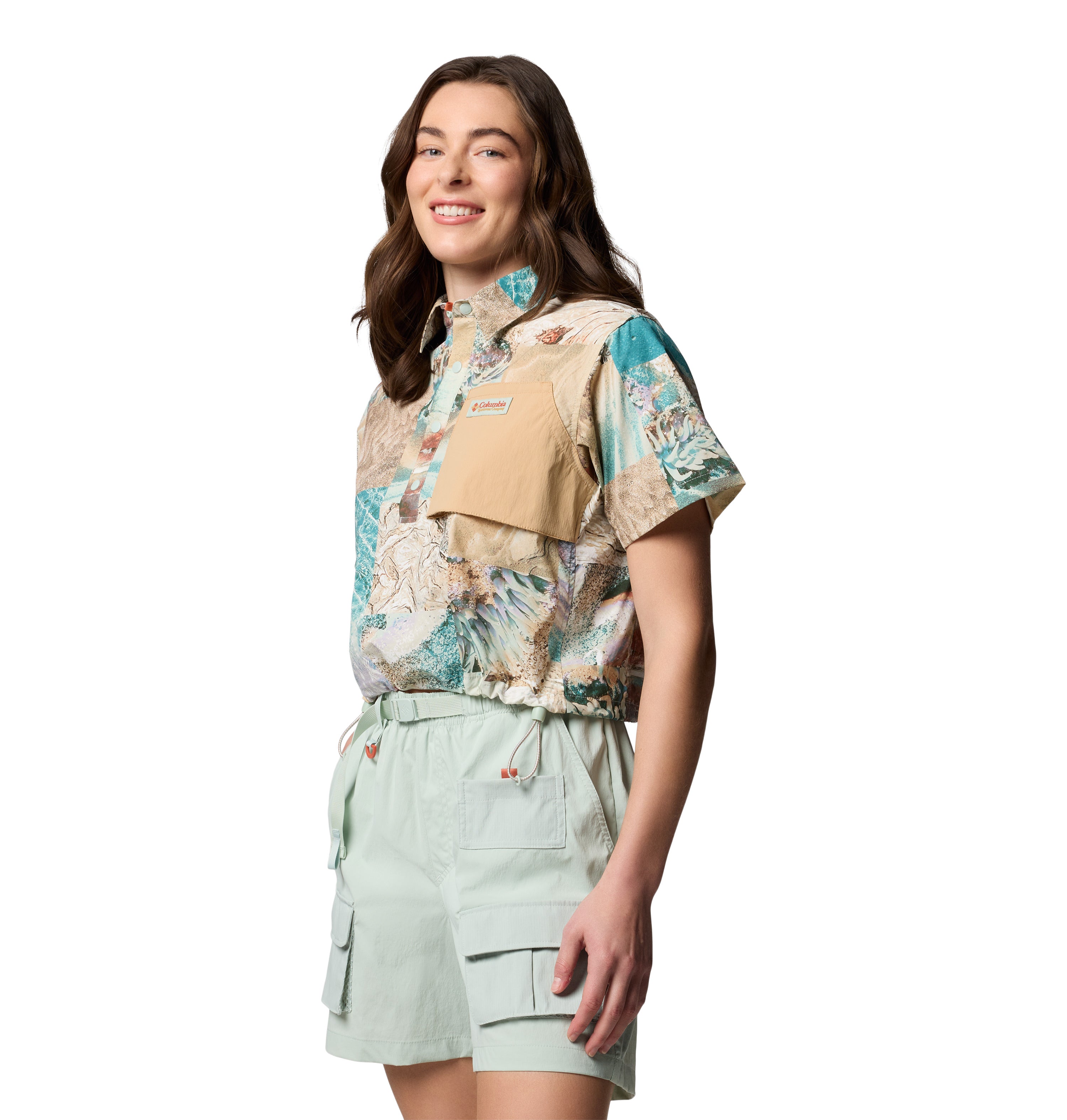Playera de manga corta para mujer Columbia Cove Beach Printed Woven Cropped